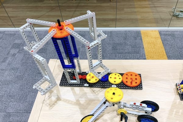 低学年ではブロックで物理的な機構の基礎を学びます！