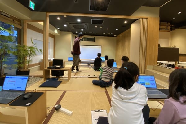 「ペアプログラミング」という、2人で1つの作品を作る授業の様子です。