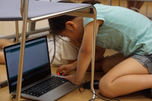 光センサーを活用して、椅子が動いたら、LEDが光る仕組みを開発中