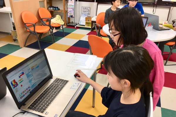 生徒同士で相談しあいながらプログラミングを進めています。