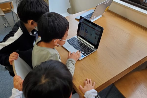 みんなの作品を一緒に見て話し合うことも