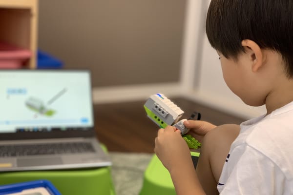 授業風景（ロボットコース：指示書に従ってロボットを作ろう！）