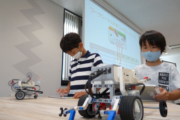 黙々と制作にはげむお子さまも多いです！