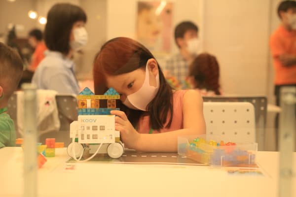 女の子も真剣な表情で…何ができるかな？