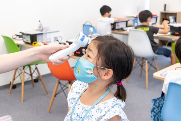 新型コロナウイルス感染症対策として検温を実施しています（撮影：2020年8月）