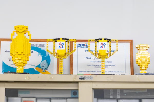 Crefus生徒が出場した大会のトロフィー。Crefusから毎年多くの子どもたちが世界最大規模の国際大会にチャレンジしています。