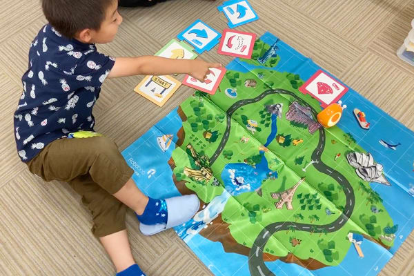 シンプルな命令カードを並べた通りに動くQobo(キューボ)は、 コースが進むと条件分岐や繰り返しもあり、プログラミングの基本が、楽しみながら体にしみこんでいきます。【2023年7月撮影】