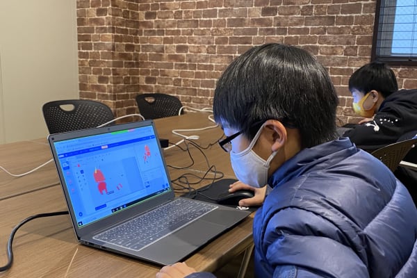 ペアプログラミングの様子。ソーシャルディスタンスを取るために「Zoom」の画面共有機能を用いて行います。