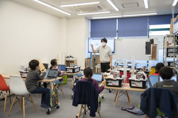 新型コロナウイルス感染症対策として、対面形式によらない机の配置も実施（撮影：2020年12月）