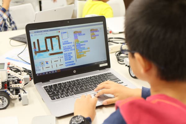 授業前半はパソコンを使ってのプログラミング、後半はロボットプログラミングを学びます。