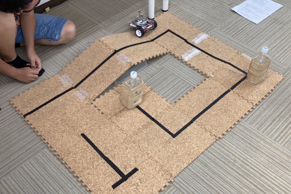 坂や障害物を乗り越えて、黒い線をたどってゴールを目指そう！【2023年6月撮影】