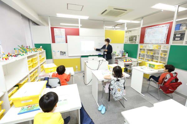 Kicksコースの授業の様子。自分の手を動かし試行錯誤を繰り返す「ものをつくる」ハンズオン教育を行っています。