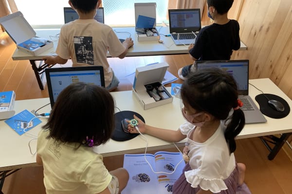 友達同士で作品を見せ合いっこ。プログラミングもしっかりできていたね(夏休み特別講座,ハロコードプログラミング,2021.8.6)）