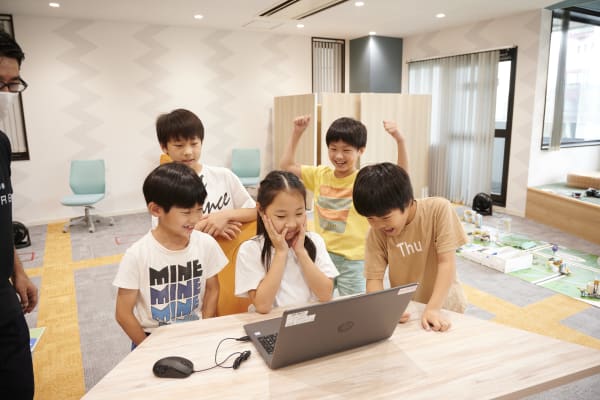 レッスンでは、周りの人と制作物をシェアして、お互いから学びながらレッスンを進行します！