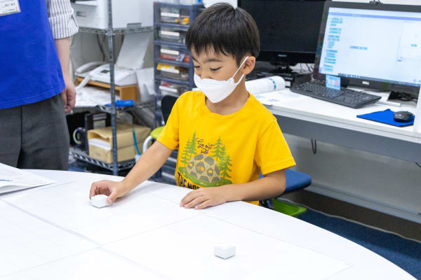 Scratchを使いtoio（トイオ）のキューブと連動させてプログラミングをします