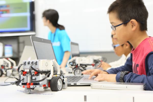 真剣な表情で取り組む子ども達。知的好奇心が刺激されます。