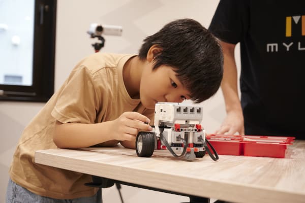 ロボット制作では、声をかけるのが申し訳なくなるくらい集中するお子さまがたくさんいます！