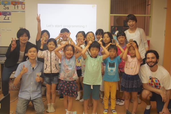 講師は海外のプログラミング教育現場にも訪れたり、現場経験豊富