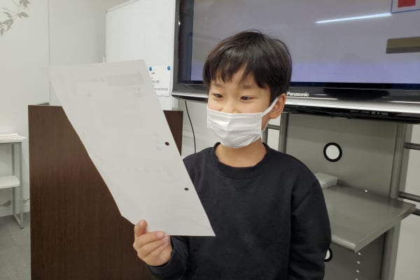 授業の最後はふりかえり・発表の時間！プログラミングだけではなく、コミュニケーションやプレゼンの練習にも力を入れています。