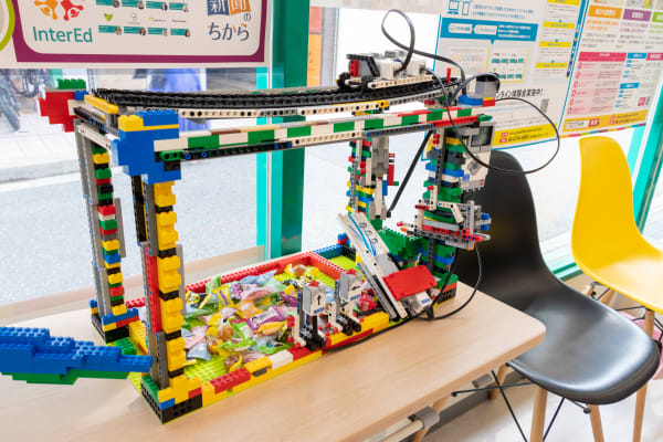 生徒による自由制作（クレーンゲーム）（撮影：2020年8月）