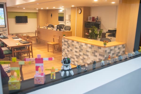 外から見た教室内