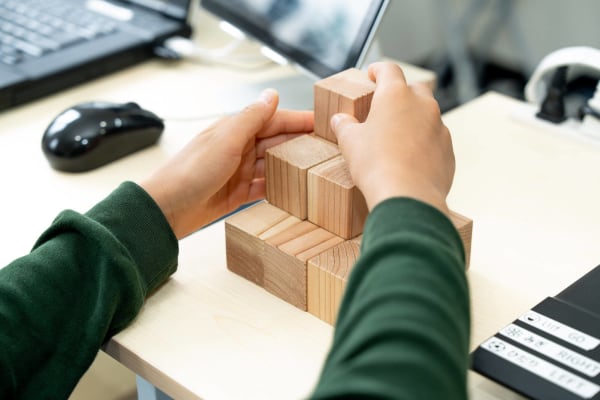 パソコンだけでなく、時には実際に確かめながら進めます