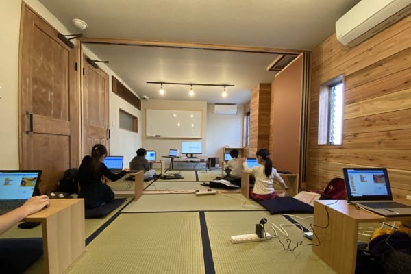 ペアプログラミングの様子。このようにソーシャルディスタンスをとっても行うことが可能です。