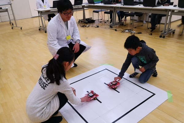 大人気のロボット相撲