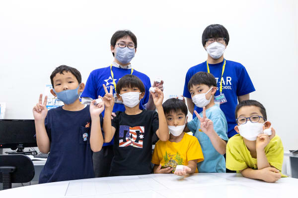 学校や学年が違う仲間と協力してプログラム作品を作っていきます