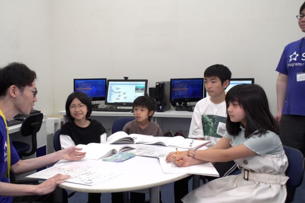 みんなで相談しながら企画書を作っています