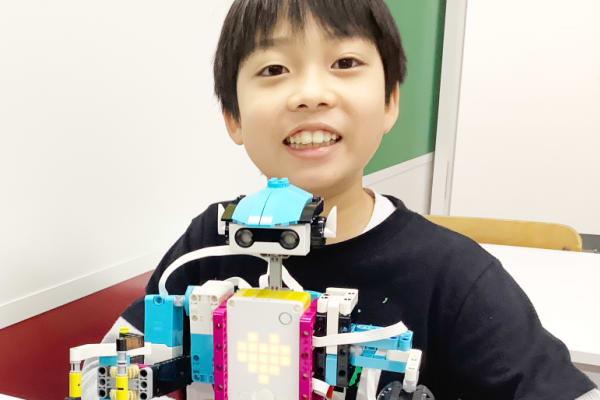 ゴールドコース（小学5年生）の授業の様子。段階的に高度なプログラミングへとつなげていきます。競技を通してセンサーと条件分岐を用いた中級プログラミング、パソコンを使ってのデータプレゼンテーション手法。