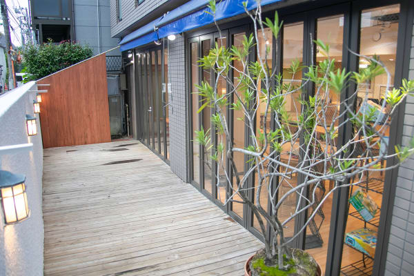 駐輪場も完備。雨が降ったら屋根が出てきます。