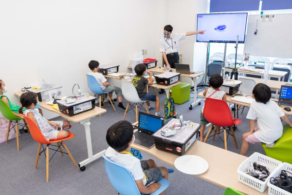 新型コロナウイルス感染症対策として、対面形式によらない机の配置も実施（撮影：2020年8月）