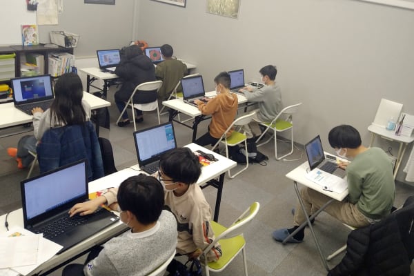 Scratch 教室で学ぶ子供たち