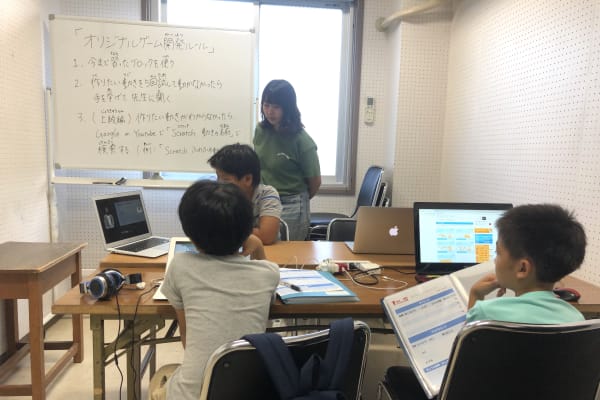 普段の授業の様子です！真剣にみんなで動画を見ています