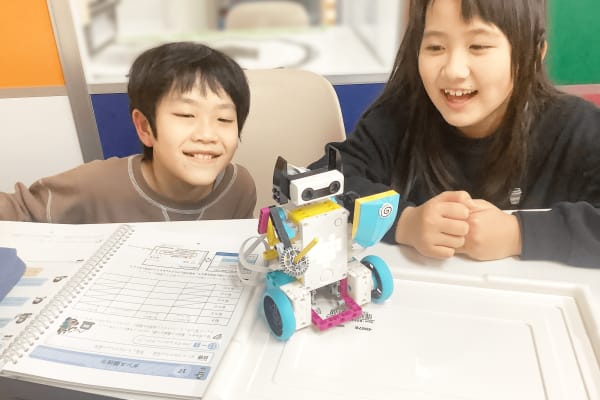 シルバーコース（小学4年生）の授業の様子。パソコンやタブレットを使ってプログラミングを行います。