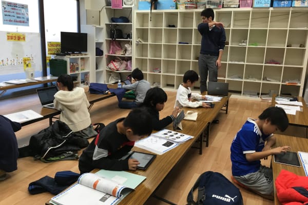 みんな、すごく集中して取り組んでいます。全集中、プログラミングの型！笑