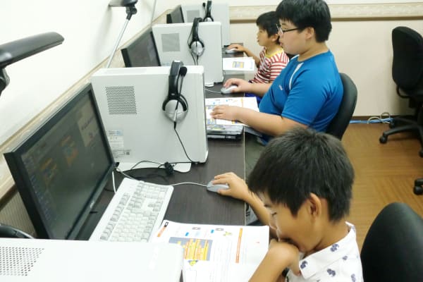 ともに学ぶお友達と、作品を見せ合うことも。お互いの良さや違いを分かりあい、刺激を受けて成長していきます。