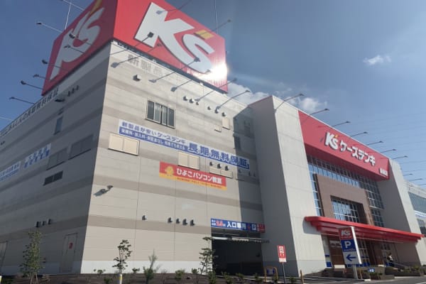 ひよこパソコン教室は、ケーズデンキ内にあるパソコン教室です。 大型無料駐車場を完備していますので、徒歩や自転車で通うだけでなく、お車での送迎にも便利です。