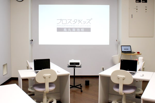 白を貴重とした集中できる教室です！