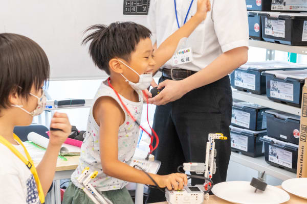 得られた解決手段を基に、ロボットやプログラムの調整を行い動かします（撮影：2020年8月）