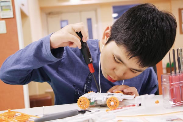 ロボットの組み立てを通してメカニックの基礎を学びます。