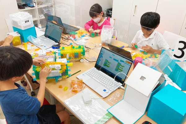 年に1回開催のコンテスト(国際大会 KOOV Challenge)に向けた作品づくりの様子。いつもよりも時間をかけてプログラミングや組み立てに取り組み、学びの成果を発揮しよう！【2023年8月撮影】