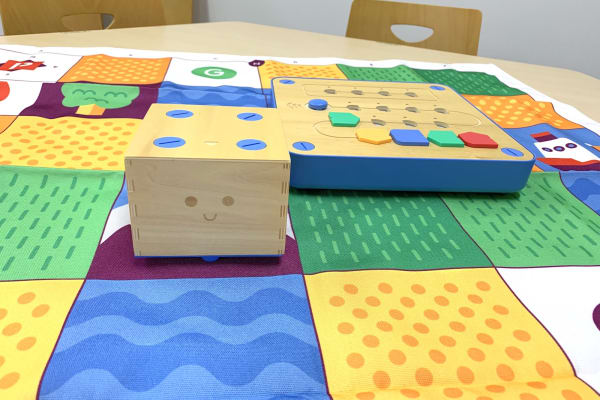 幼児はキュベットを使って木の玩具でプログラミングを学びます