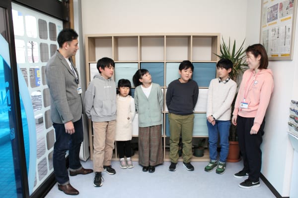 皆で集まって話をしています。