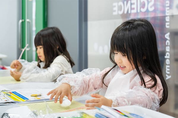 多彩な画材で自由に表現する授業風景