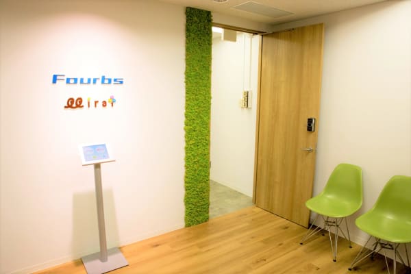 入り口から緑でお出迎え！扉横の植物は優しくしてね。