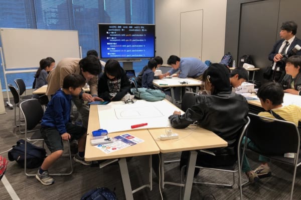 ワークショップでのプログラミング体験風景