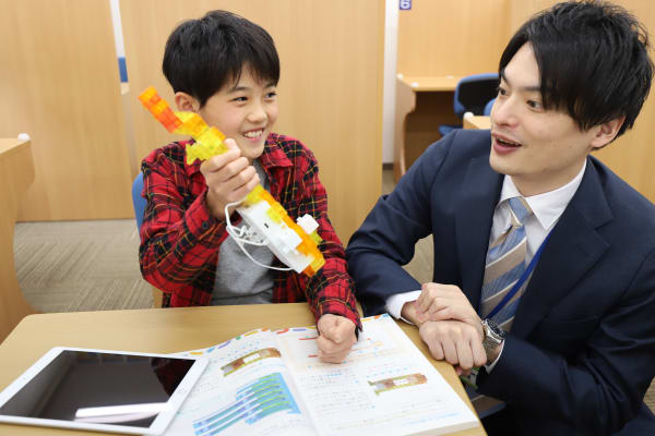 作ったロボットや動きを先生に説明することで、アウトプットする力も身につきます [2021/10撮影]