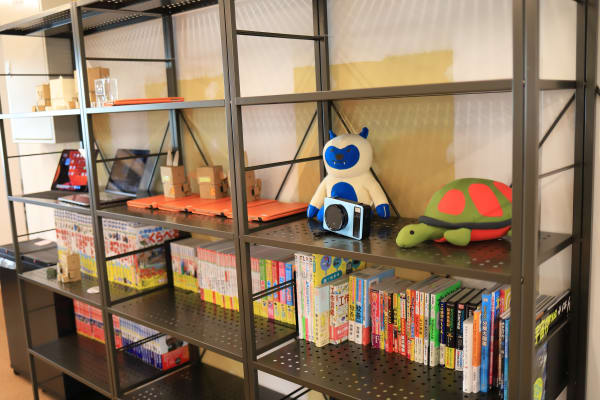 教室には子どもたちに人気の本が並ぶライブラリーコーナーもあります！